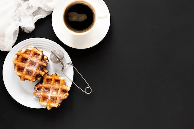 Waffles y café en mesa negra