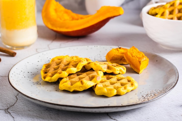 Waffles de calabaza en un plato sobre la mesa Horneado casero