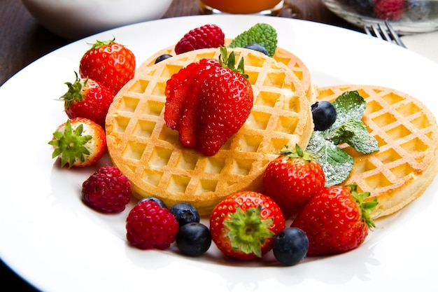 Waffles caseiros com frutas