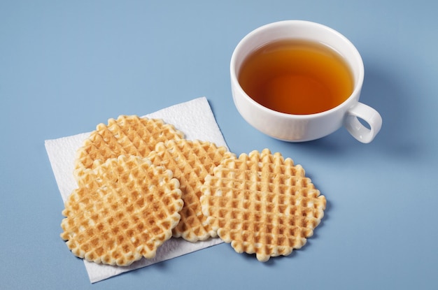 Waffles caseiros e xícara de chá na mesa azul