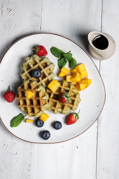 Waffles caseros de té verde Matcha servidos con frutas