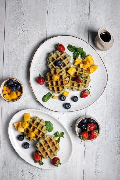 Waffles caseros de té verde Matcha servidos con frutas