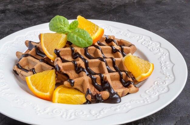 Waffles de chocolate belga con jarabe de chocolate.