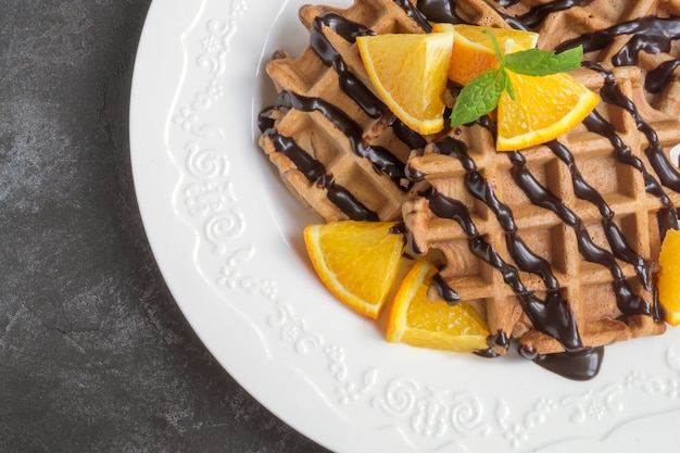 Waffles de chocolate belga con jarabe de chocolate.