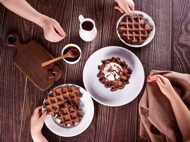 Waffles de chocolate caseros con sirope de chocolate decorado con helado