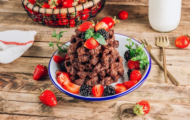 Waffles de chocolate con leche y frutos rojos