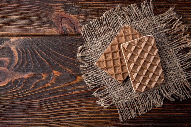 Waffles de chocolate con relleno de leche en la mesa