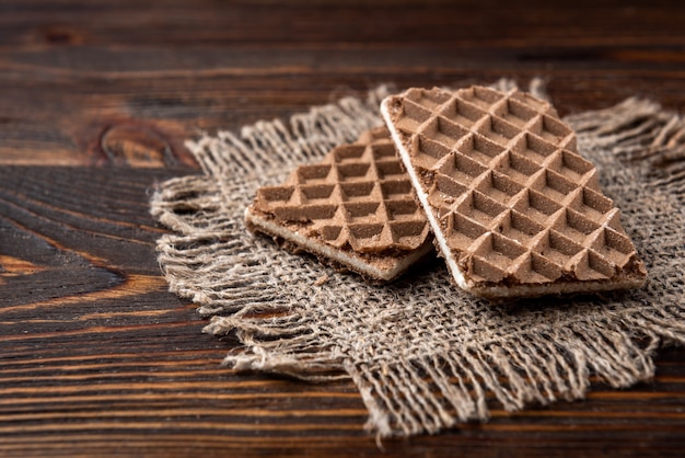 Waffles de chocolate con relleno de leche en la mesa