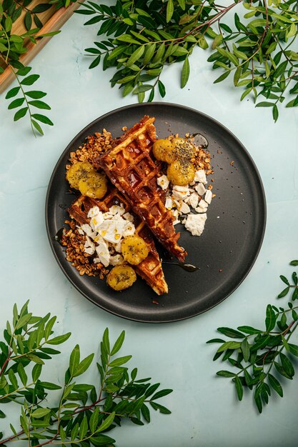 Waffles com banana caramelizada e granola