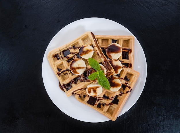 Waffles com banana e calda de chocolate