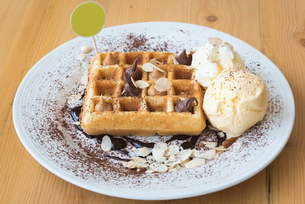 Waffles com calda de chocolate e sorvete