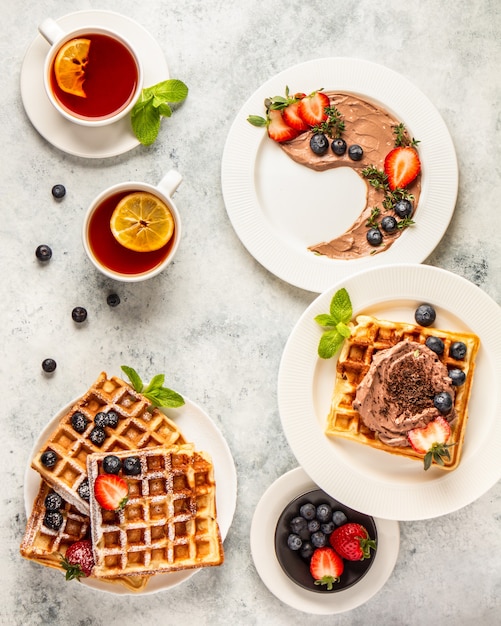 Waffles com creme de chocolate e frutas vermelhas