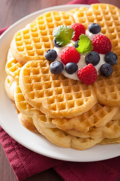 Waffles com creme fraiche e frutas