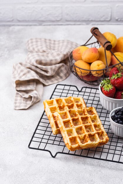 Waffles com frutas e bagas