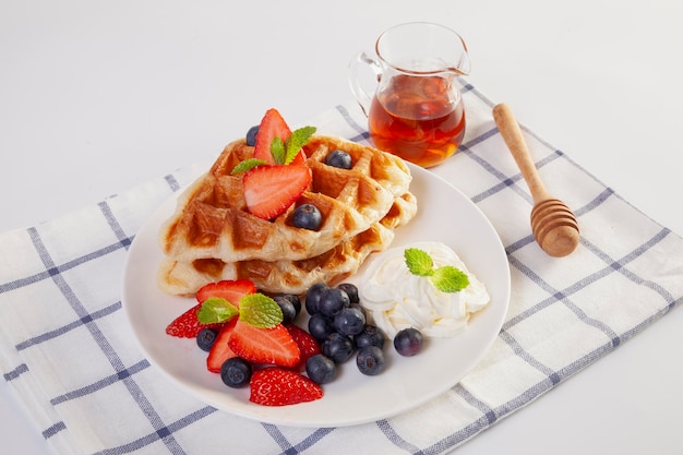 Waffles com frutas e frutas Café da manhã saudável e doce de verão