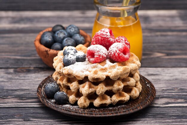 Waffles com frutas e mel