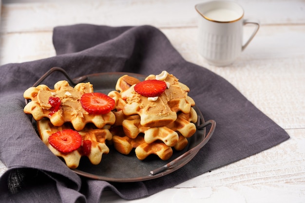 Waffles com frutas e pasta de nozes no prato