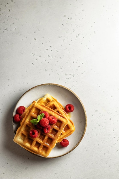 Waffles com frutas frescas e vista superior do mel