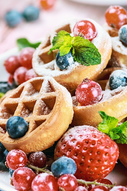 Waffles com frutas frescas na mesa