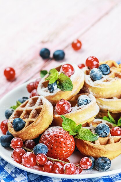 Waffles com frutas frescas na mesa