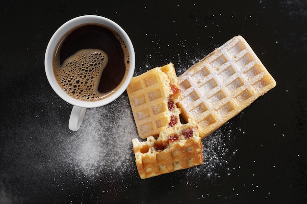 Waffles com geléia e café