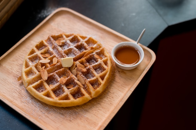 waffles com manteiga na chapa de madeira