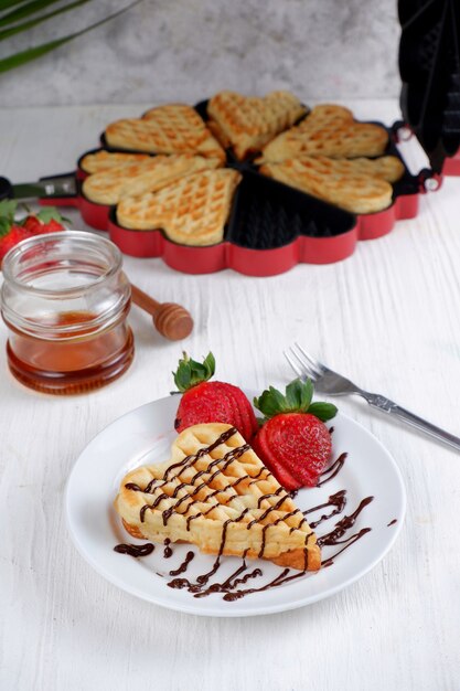 Waffles com morango no fundo branco