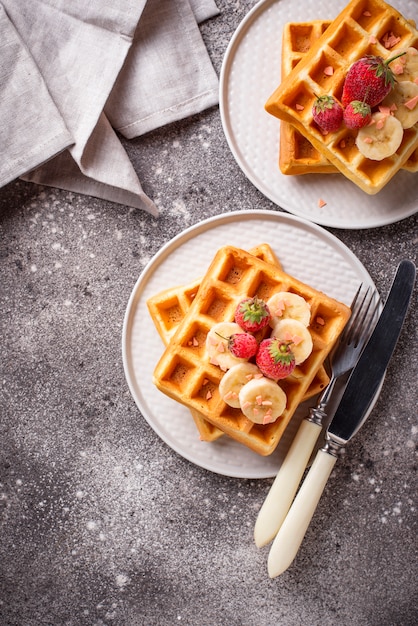 Waffles com morangos e banana