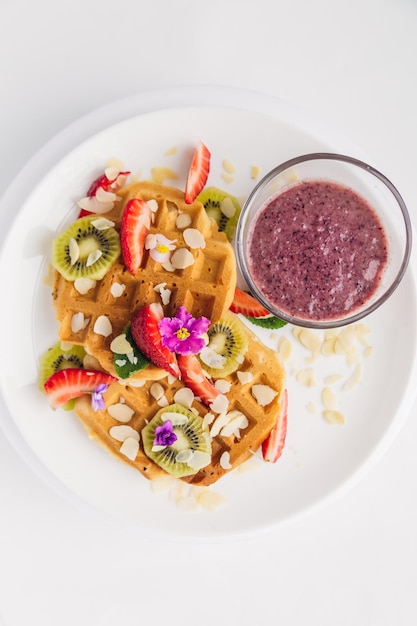 waffles com morangos e frutas