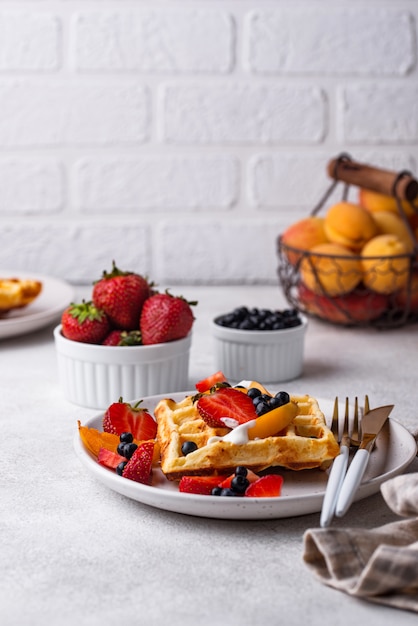 Waffles com morangos e frutas