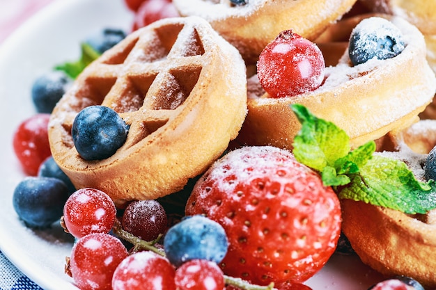 Waffles com morangos frescos, mirtilos e groselhas