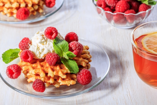 Waffles com queijo e framboesas