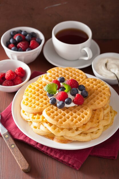 Waffles con crema fresca y bayas