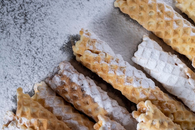 Waffles crujientes finos se encuentran en una mesa negra comida dulce para postres