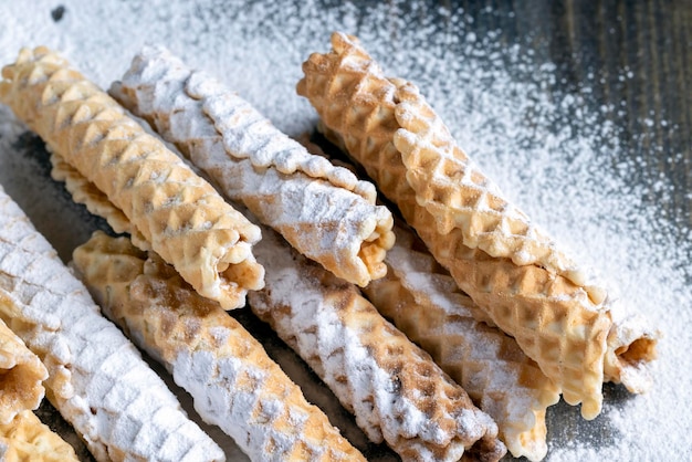 Waffles crujientes finos se encuentran en una mesa negra comida dulce para postres