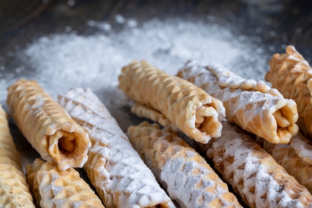 Waffles crujientes finos yacen sobre una mesa negra