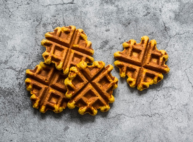 Waffles de abóbora integrais em uma vista superior de fundo cinza Copie o espaço