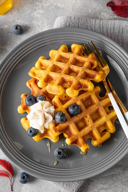 Foto waffles de abóbora temperados com leite batido, mel e mirtilos sobremesa para o dia de ação de graças