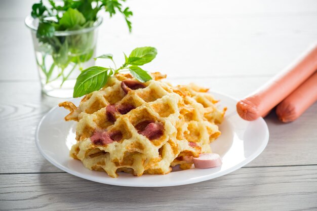 waffles de batata frita cozidos com recheio de salsicha lá dentro