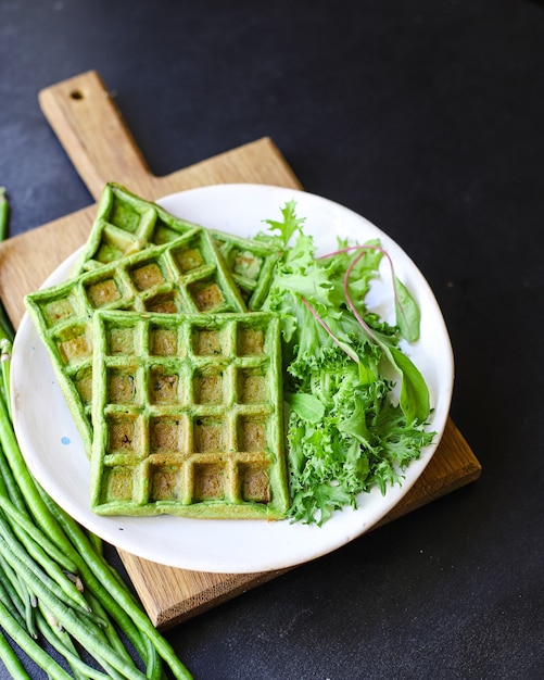 Waffles de espinafre verde com verduras e feijão