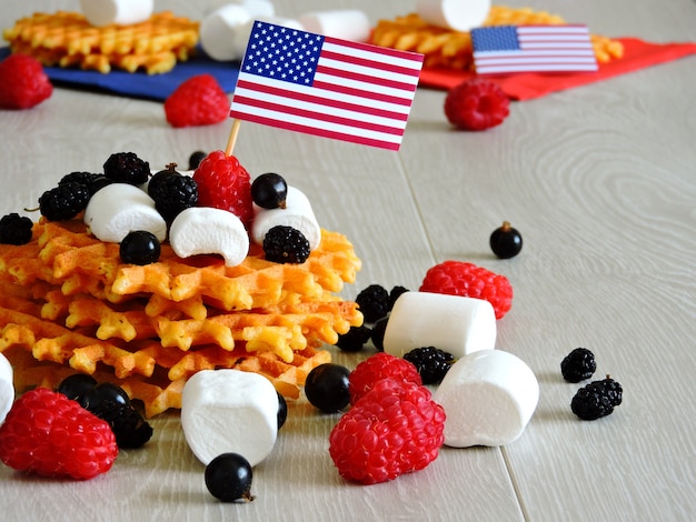 Waffles de frutas e marshmallows brancos. Festa em 4 de julho.