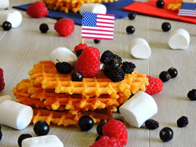 Waffles de frutas e marshmallows brancos. Festa em 4 de julho.