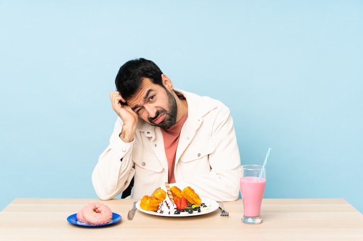 Foto waffles de homem comendo sobre parede