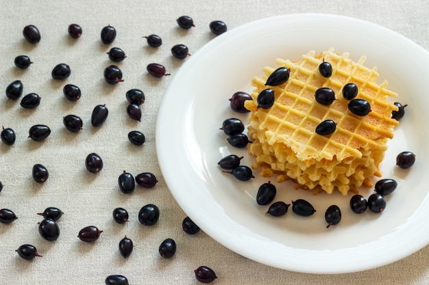 Waffles de Liege com bagas em um guardanapo