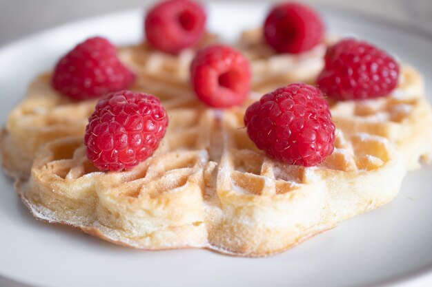 Waffles de sobremesa com framboesas e bananas