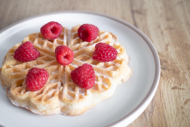 Waffles de sobremesa com framboesas e bananas