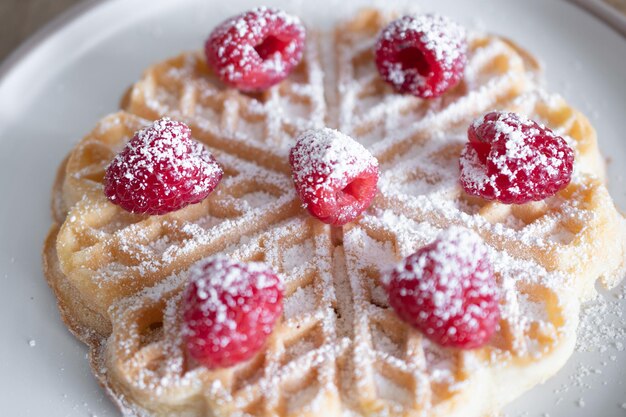 Waffles de sobremesa com framboesas e bananas