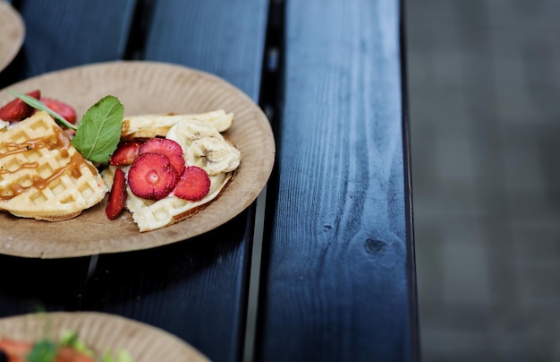 Waffles de sobremesa doce com calda