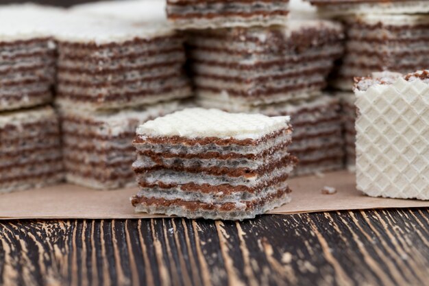 Waffles de trigo com recheio de chocolate, um monte de waffles crocantes de farinha de trigo e recheio de chocolate