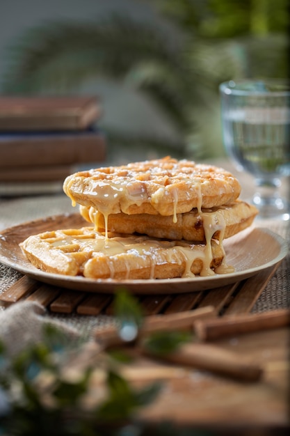 Foto waffles deliciosos com cobertura no prato